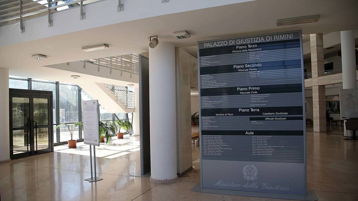 Rimini, violenza sessuale sul 14enne: la Procura chiede il giudizio per l'albergatore
