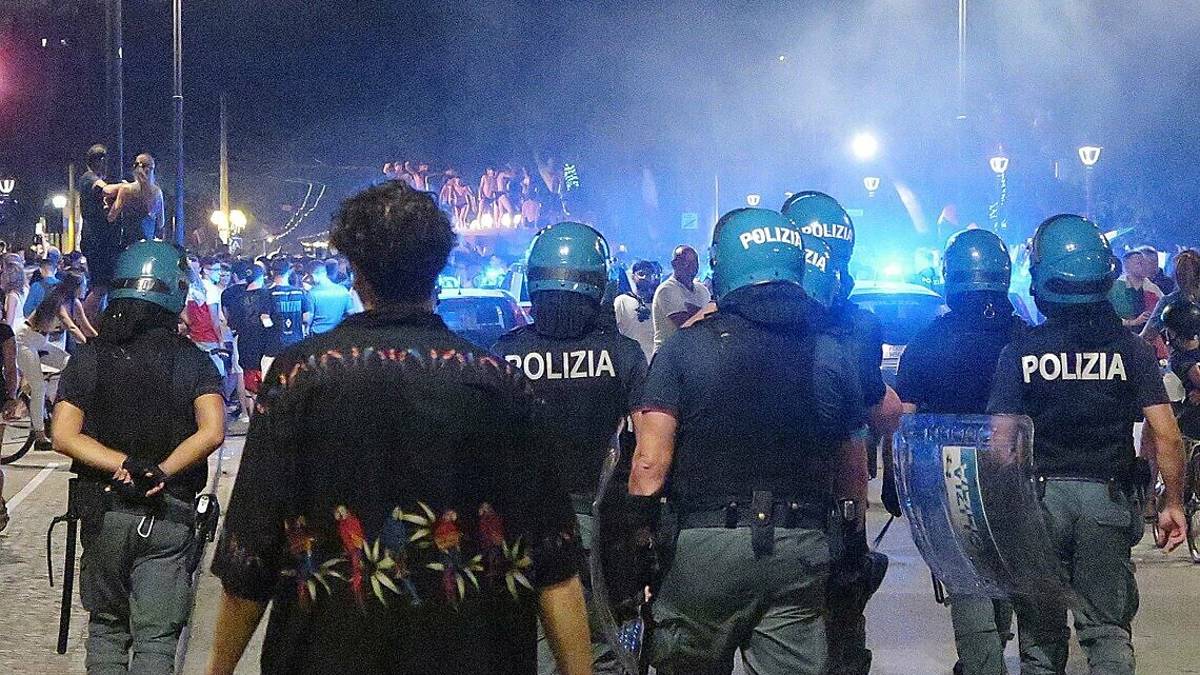 Rimini, travolto da auto pirata durante i caroselli: grave motociclista