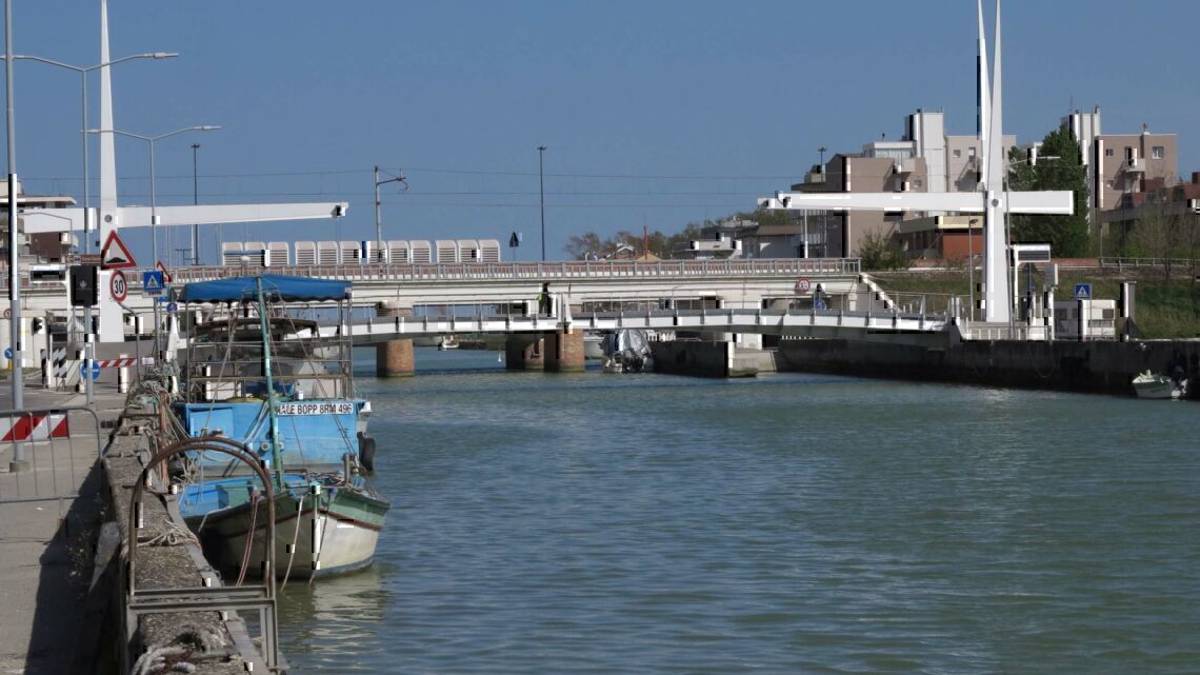 Tuffi e surf nel porto: multati sette minori a Bellaria