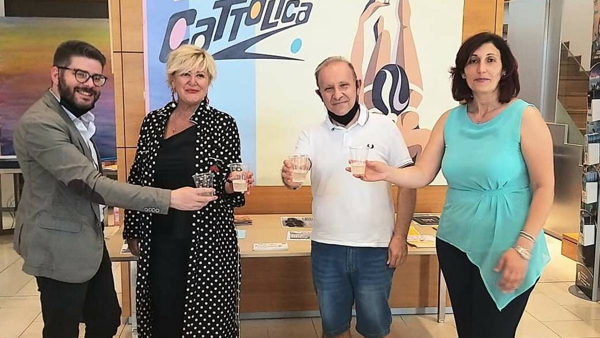 Cattolica, la famiglia Fini premiata per mezzo secolo di fedeltà alla Regina dell'Adriatico