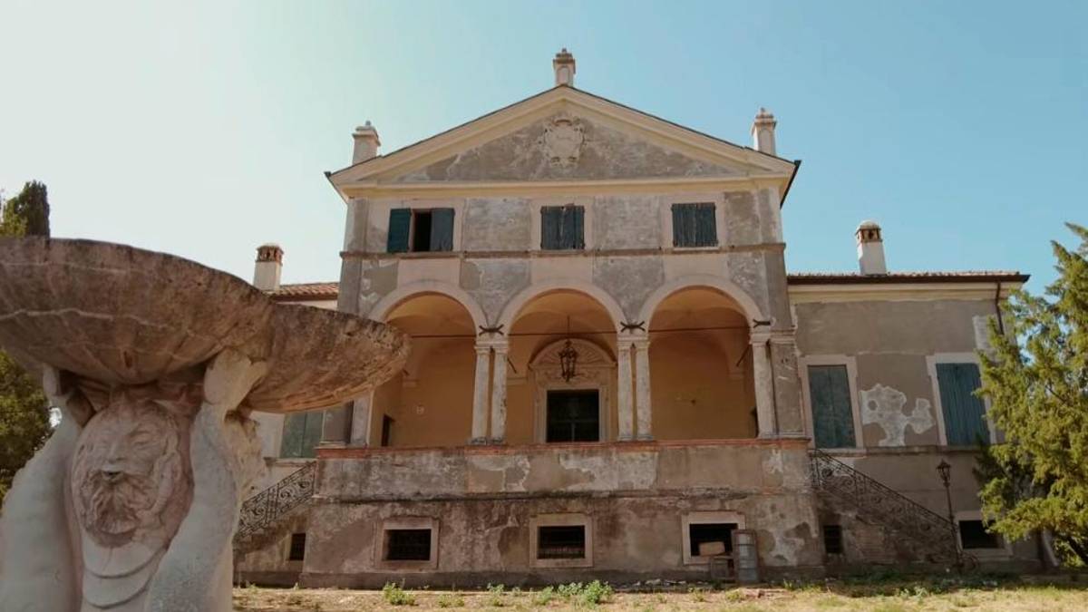 La facciata della Villa Carolina nella odierne condizioni