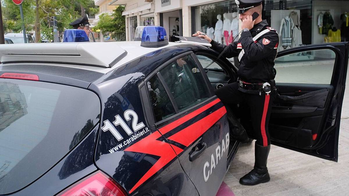 Riccione. Picchia e rapina turista in auto, arrestato 19enne
