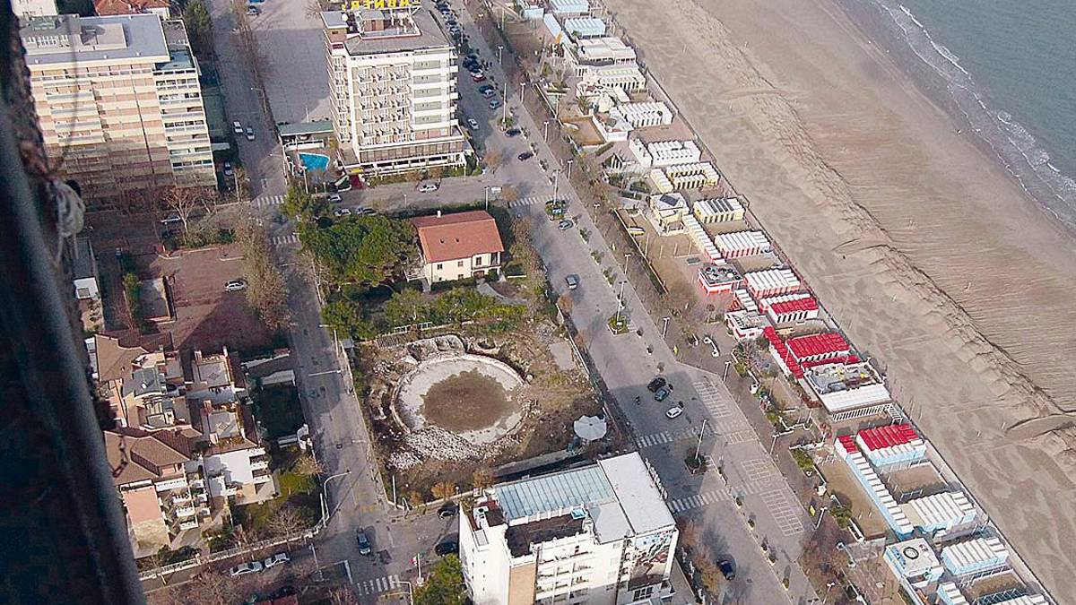 L’area dell’ex Delfinario vista dall’alto (foto di archivio)