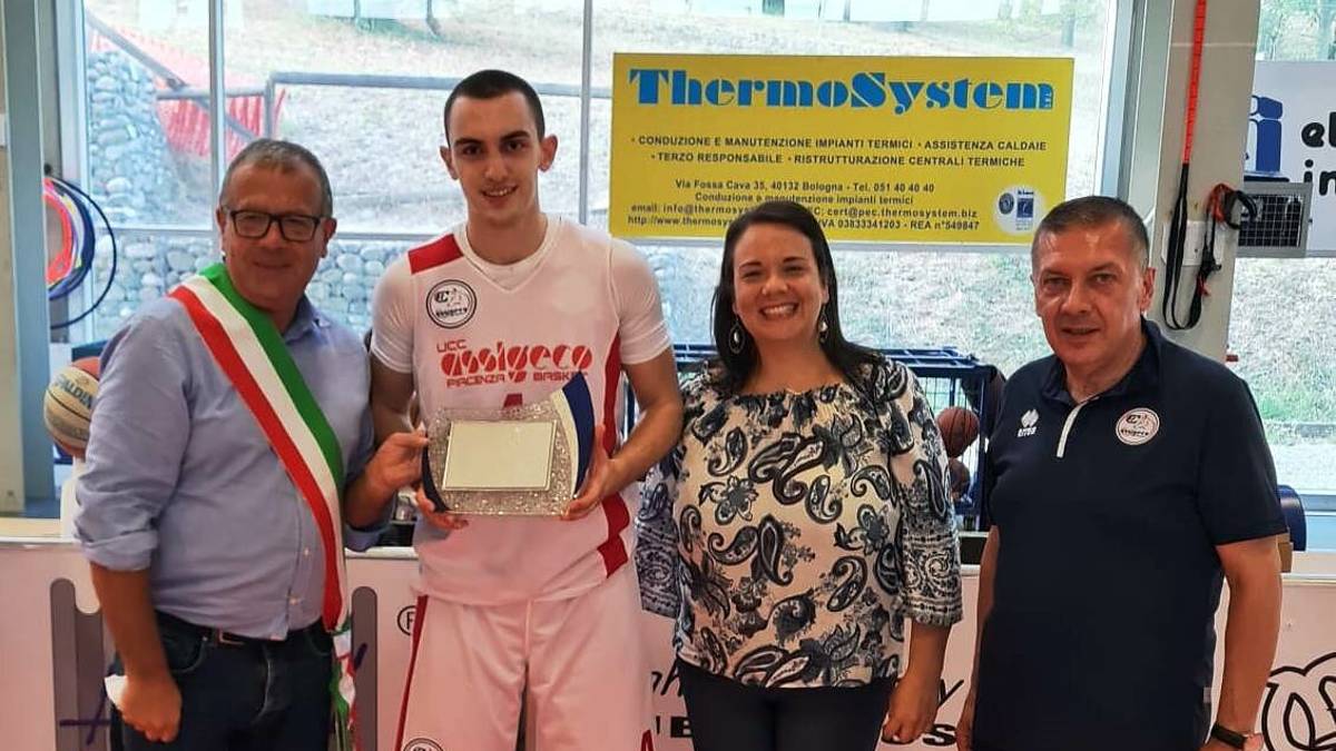 Castel San Pietro, Lorenzo Deri premiato dal sindaco dopo lo scudetto nel basket