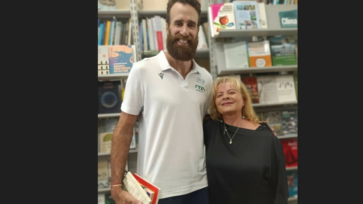 Basket, a Lugo il capitano dell'Italia Gigi Datome visita la libreria alluvionata che aveva aiutato
