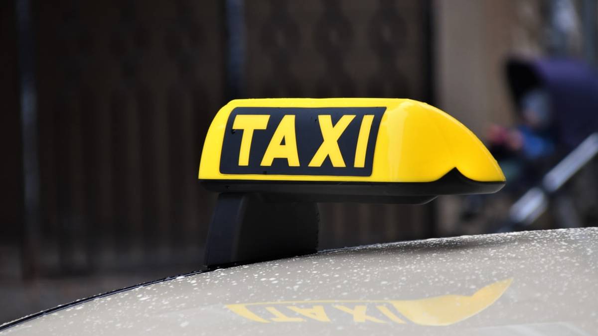 Prende un taxi e va a rubare all'outlet, era ai domiciliari