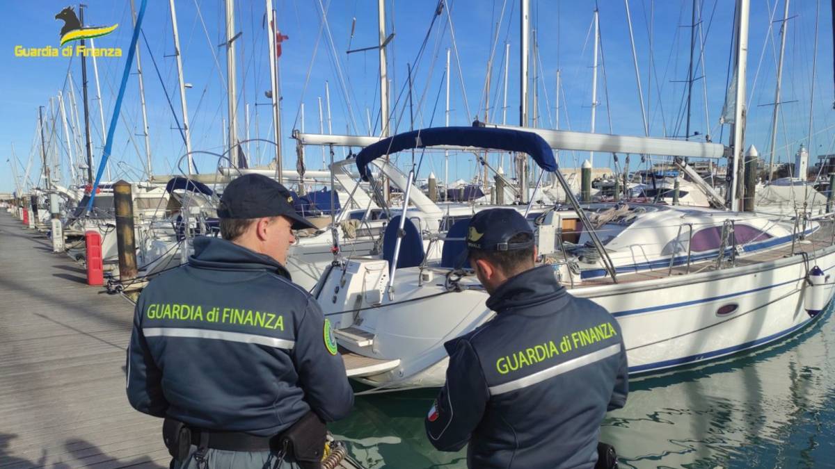 Rimini, noleggiano barche di valore e dai redditi non risulta: multe per 70mila euro