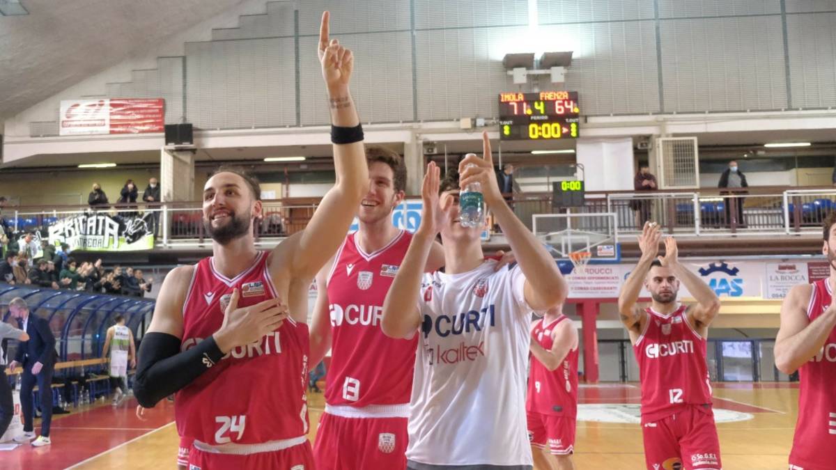Basket B, la fotogallery di Andrea Costa-Raggisolaris 71-64