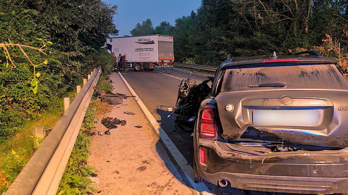 Ravenna, pauroso incidente nella notte a Marina Romea, gravissimi due giovani - Gallery