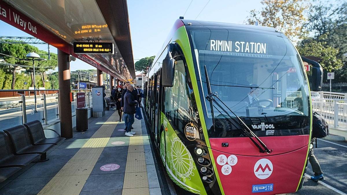 Rimini, Metromare, girano solo due mezzi. Start Romagna: Fermi per batterie, problemi tecnici e revisioni