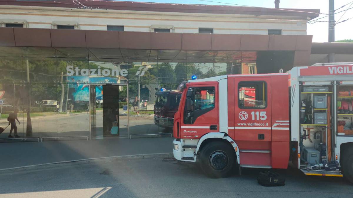 L’intervento dei vigili del fuoco alla stazione di Riccione (Fotoservizio Manuel Migliorini)