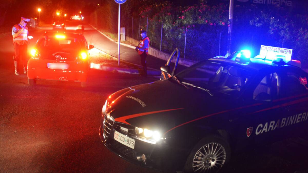 Accoltellato all'addome da padre e figlio, 25enne lotta per la vita