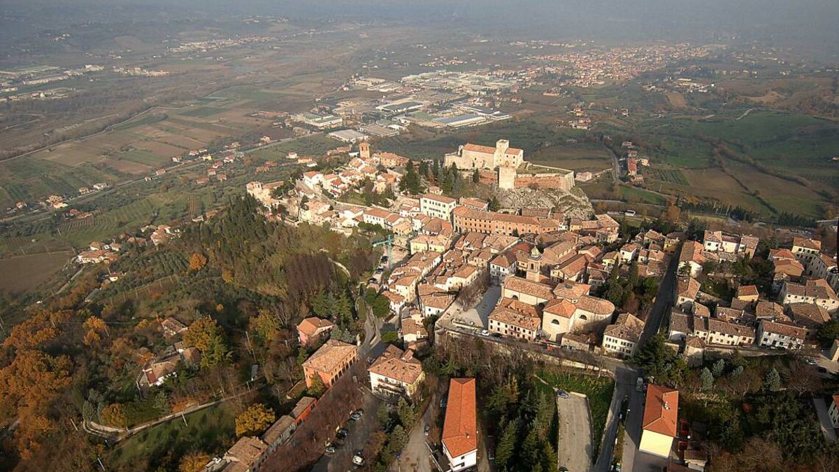 Verucchio, lutto cittadino nel giorno del funerale del bimbo morto