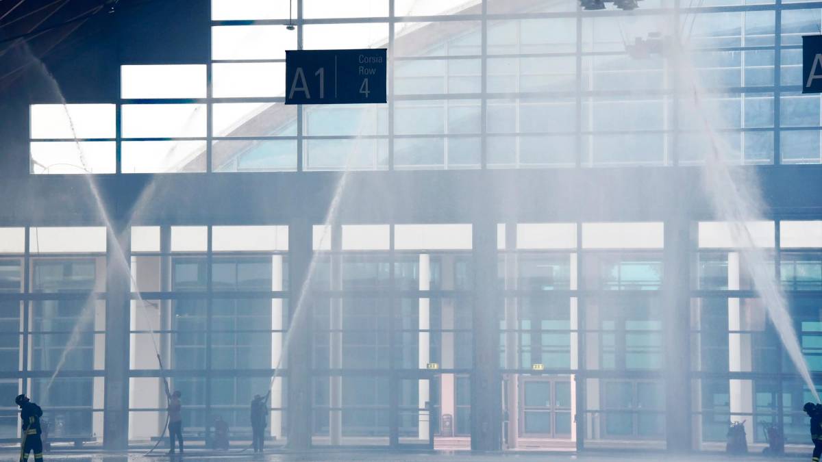 Rimini incendio al padiglione A1 della fiera - Gallery