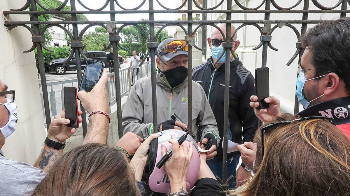 Rimini: Vasco Rossi tra fans, bici e selfie. La fotogallery