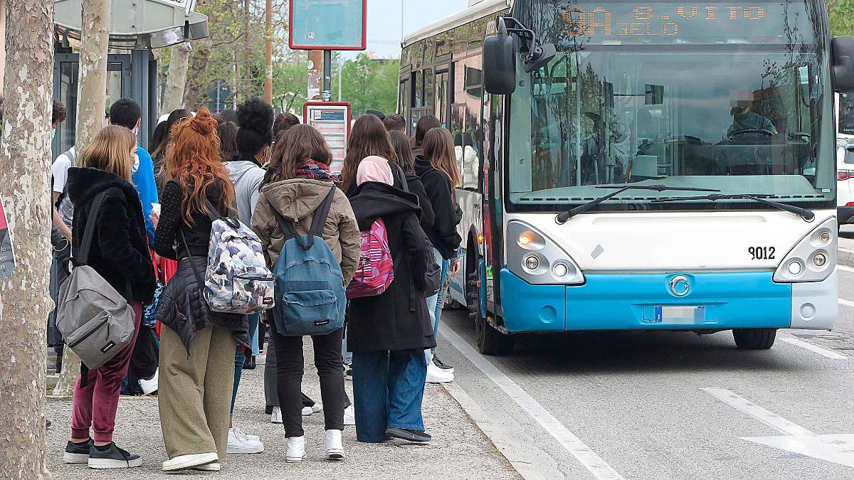 Rimini, “il bus di mia figlia costa più dei libri”: la protesta di un papà