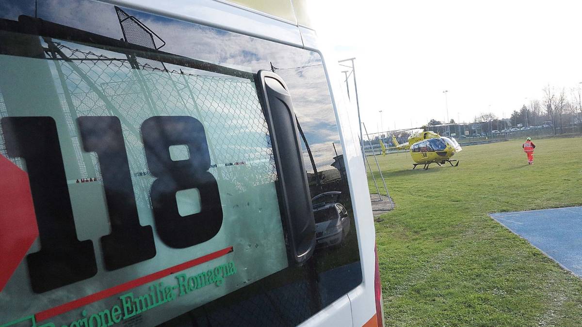 Riccione, cade fuori dal materasso facendo salto con l'asta: grave ragazzo