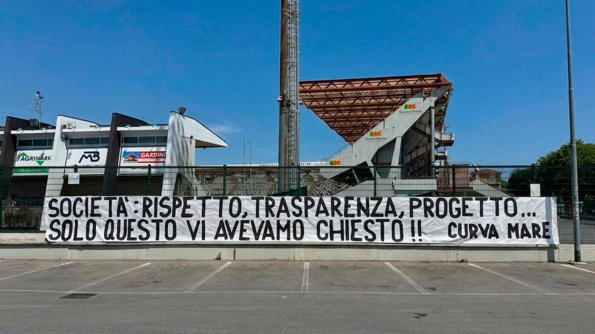 Lo striscione esposto ieri allo stadio (Zanotti)