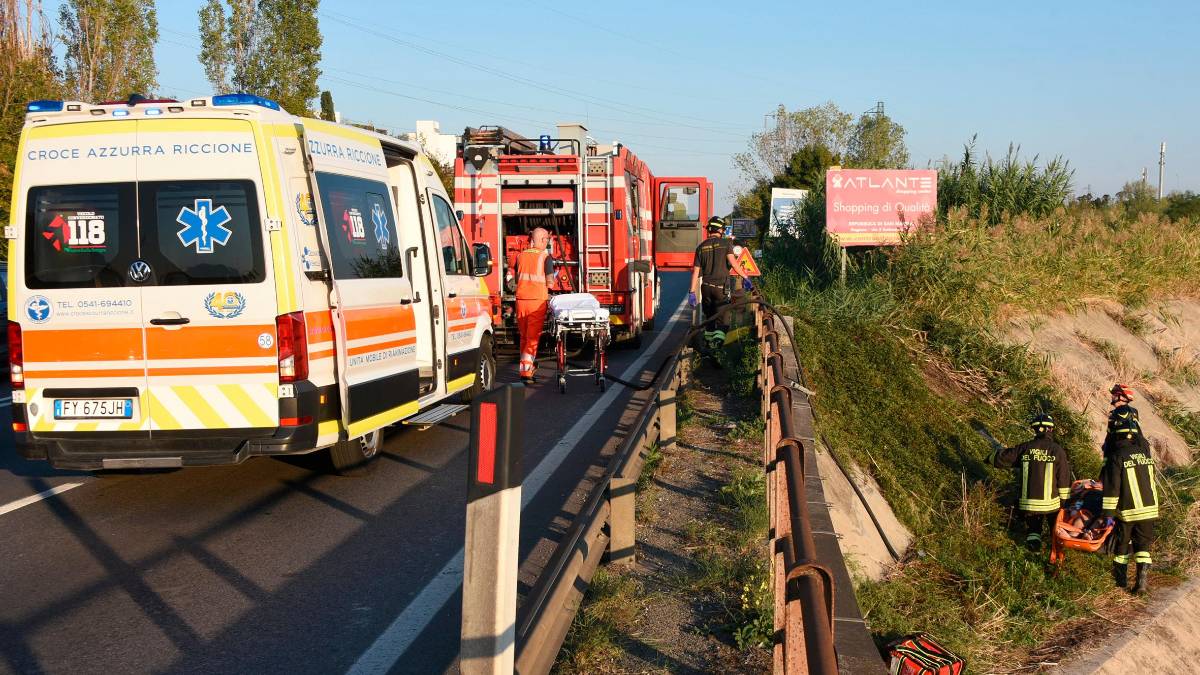 Rimini, spengono l’incendio e trovano un uomo