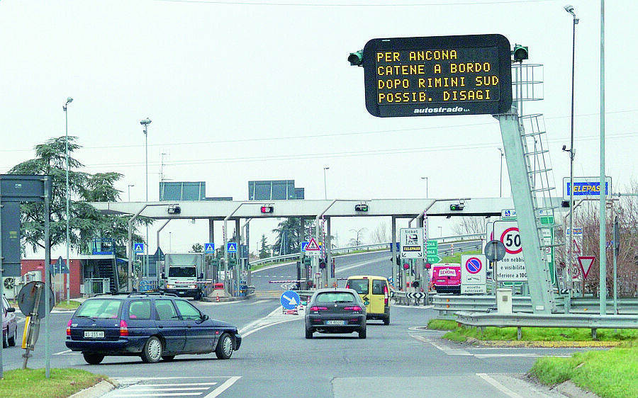 Ravenna, in scia dietro le auto al Telepass per non pagare