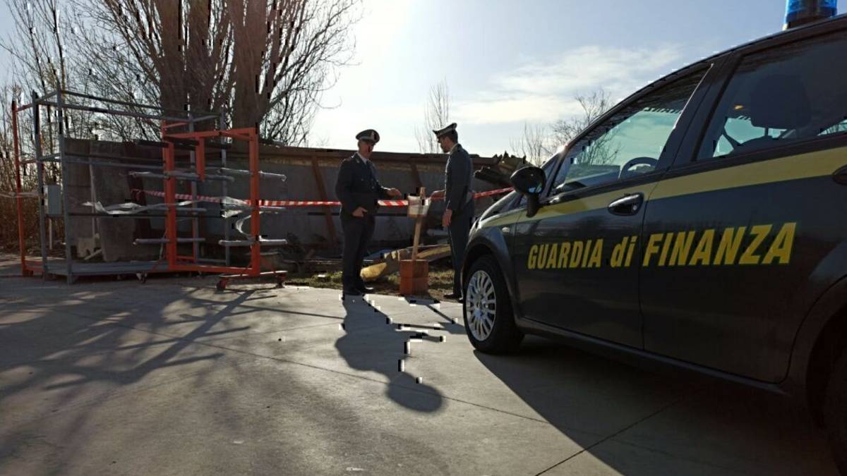 Santarcangelo. Rifiuti pericolosi nel terreno, sequestro e denuncia