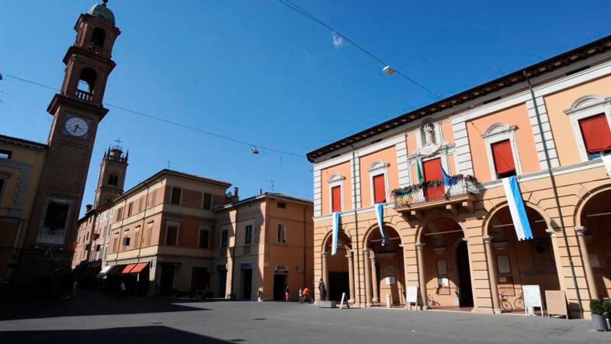 La piazza centrale di Massa Lombarda, dove si affaccia anche il palazzo del Comune