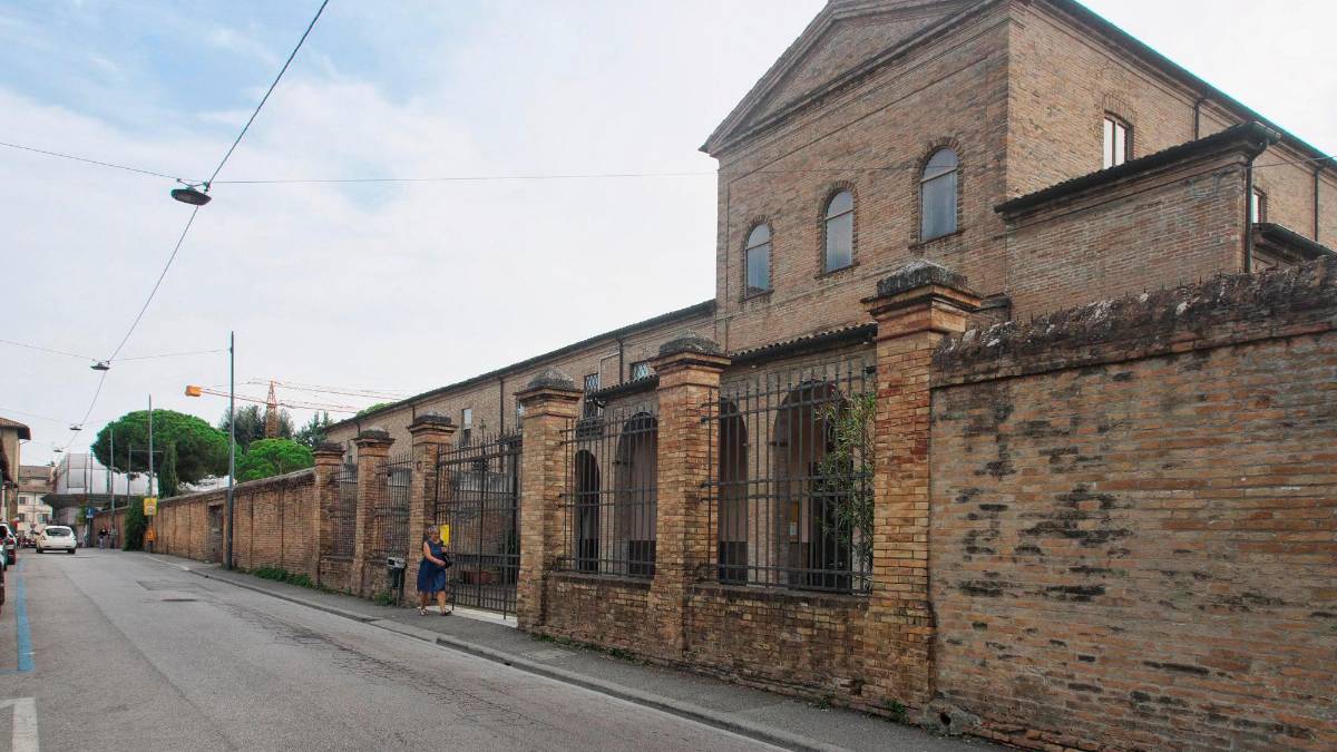 Una foto del complesso che si affaccia su via Oberdan (foto Fiorentini)