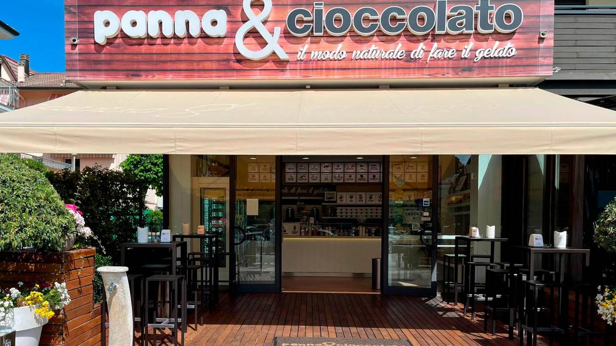 Riccione, la storica gelateria “Panna e Cioccolato” trasloca