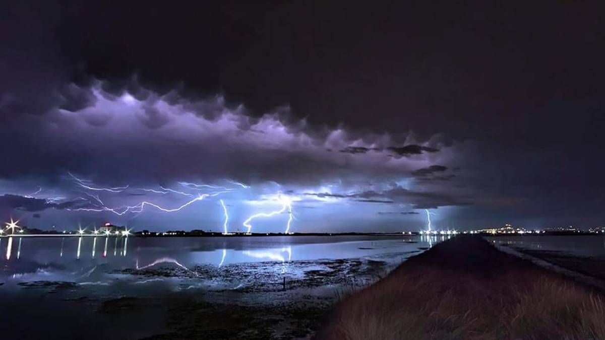 Violento temporale nella notte: lo spettacolo dei lampi sul mare della Romagna. Fotogallery