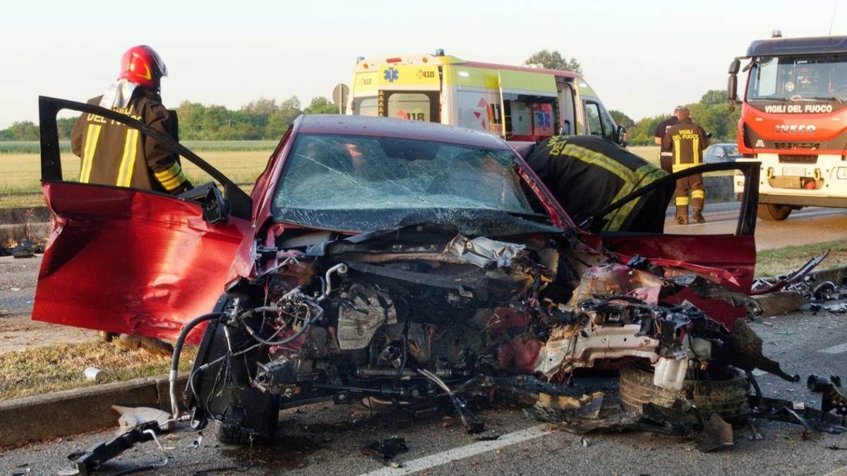 Ravenna, l'incidente di via Canale Molinetto: il 21enne è vivo per miracolo