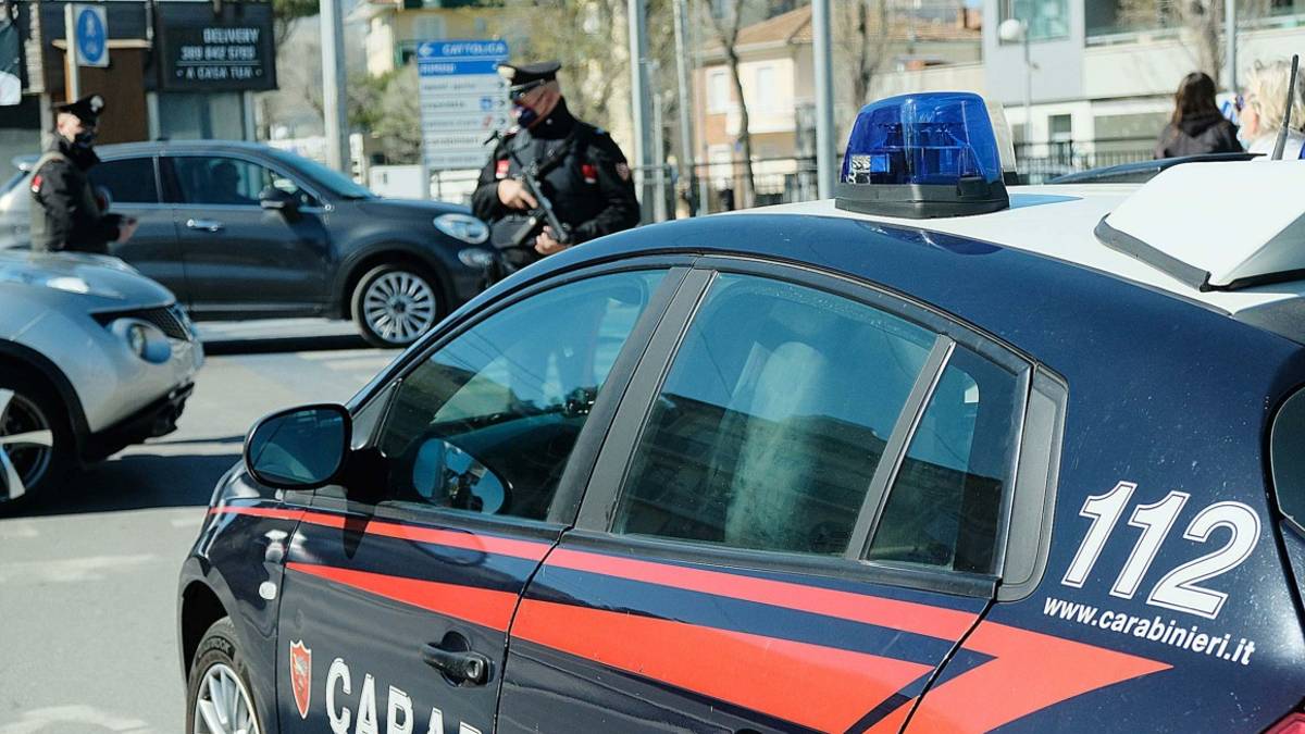Riccione, un uomo su un terrazzo punta il fucile verso la piazza. Ma voleva solo pulirlo