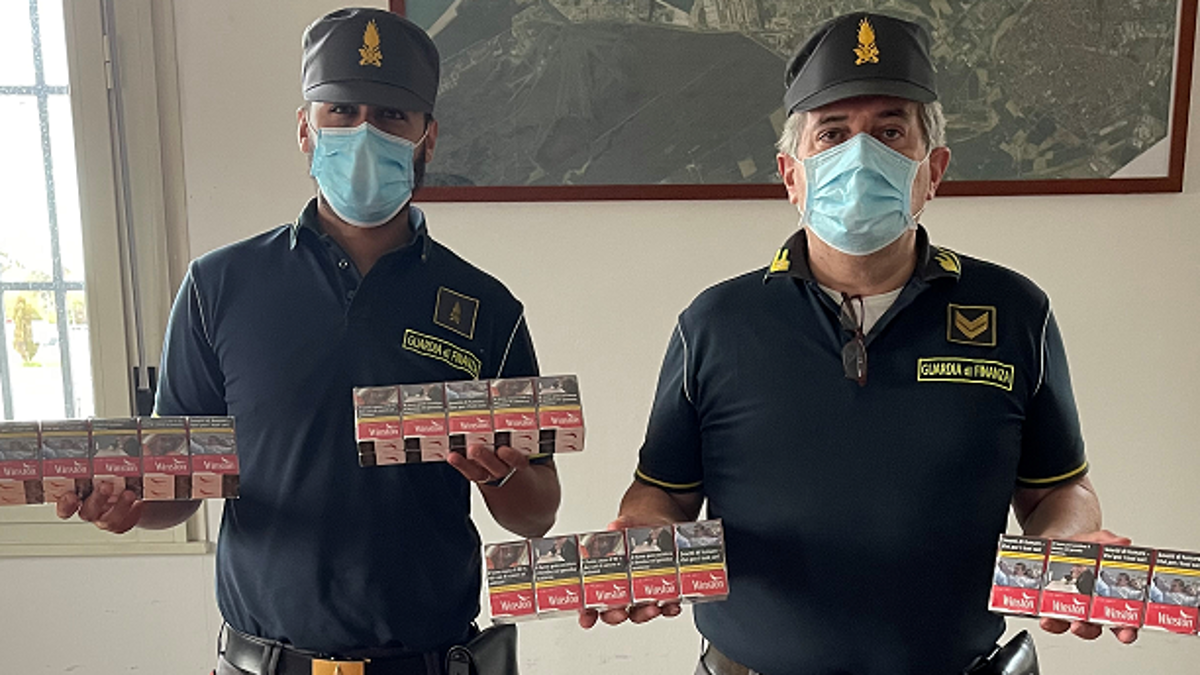 Ravenna, malaffare andato in fumo: sequestrate 21 stecche di sigarette