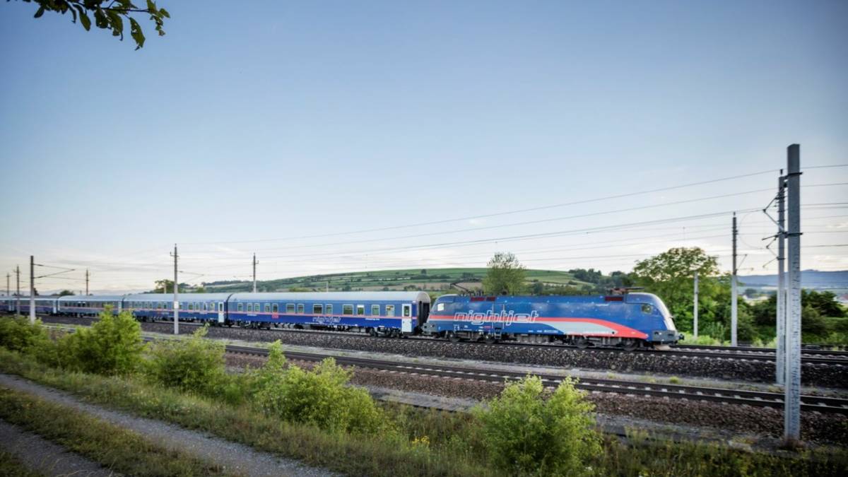 Treno Monaco-Rimini con tappa a Cesena e treno da Vienna per la Riviera: offerte per l'estate da 28,80 euro