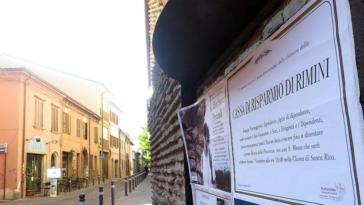 Una messa per la banca defunta. Ex dipendente fa affiggere le epigrafi