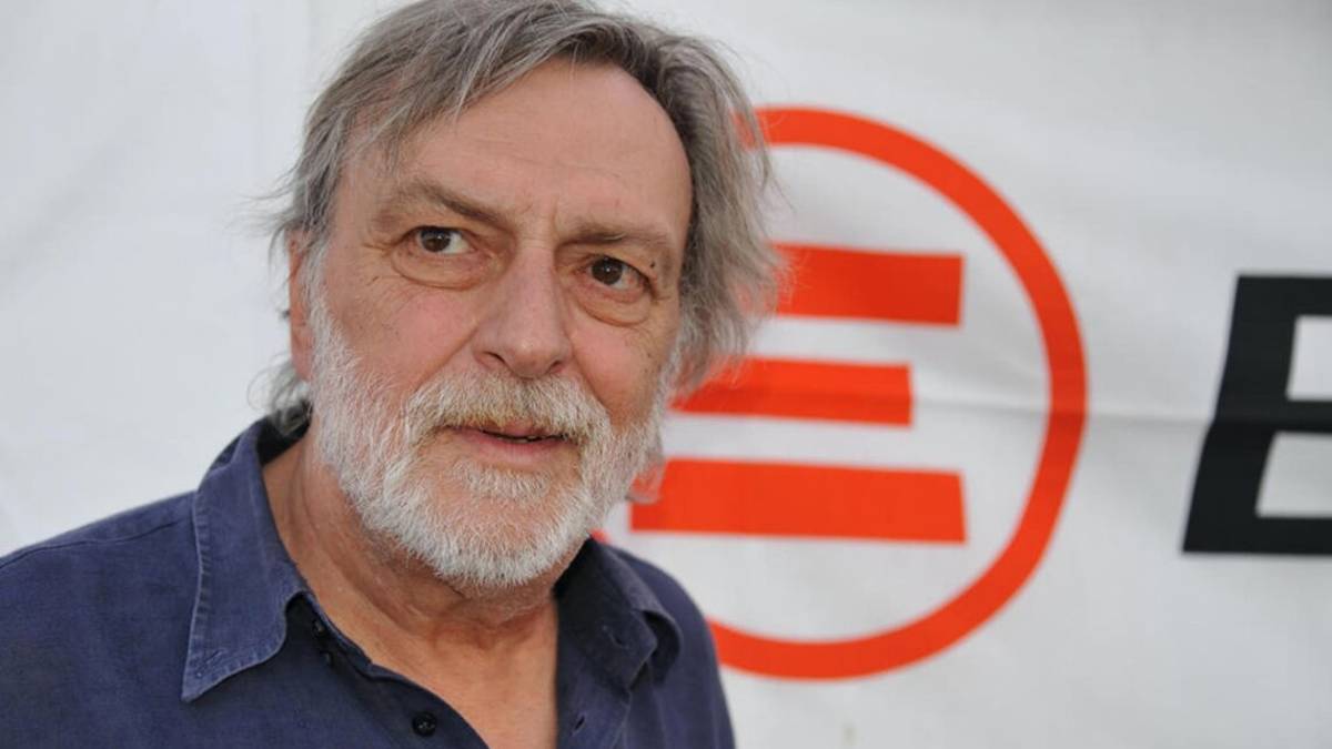 Cesena, la bandiera di Emergency esposta in municipio per ricordare il cittadino onorario Gino Strada