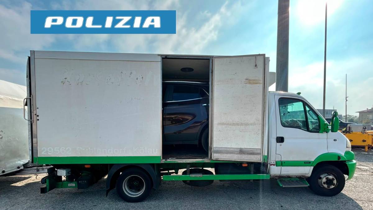 Cattolica, usa il camion frigo per trasportare un Suv in autostrada: multa di oltre 10mila euro