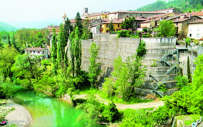 L'erosione di un dirupo minaccia una strada a Fognano