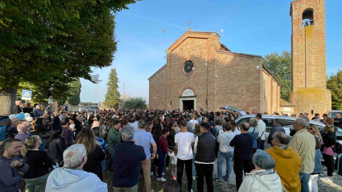Cesena: una folla per salutare Michael, morto a 15 anni - VIDEO