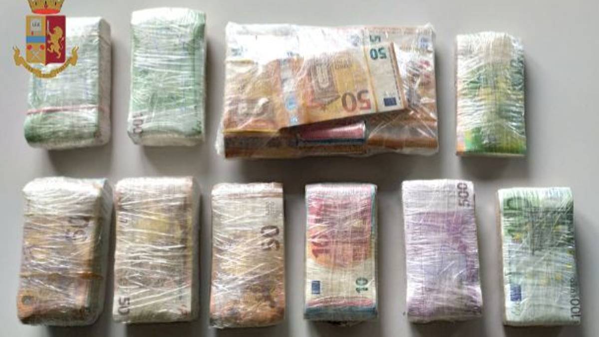Camion seguito da Massa a Imola. Trovati 172.000 euro e 3kg di coca