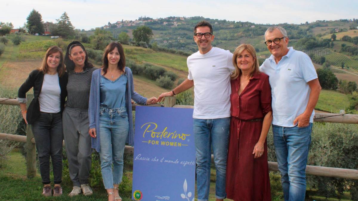 I titolari insieme a due professioniste e alla sindaca