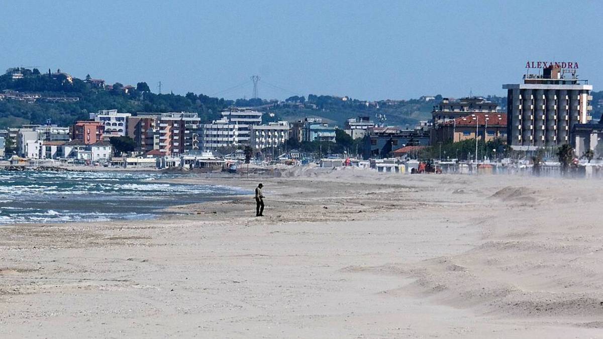 No a passeggiate in spiaggia, Riccione scrive a prefettura e Ausl