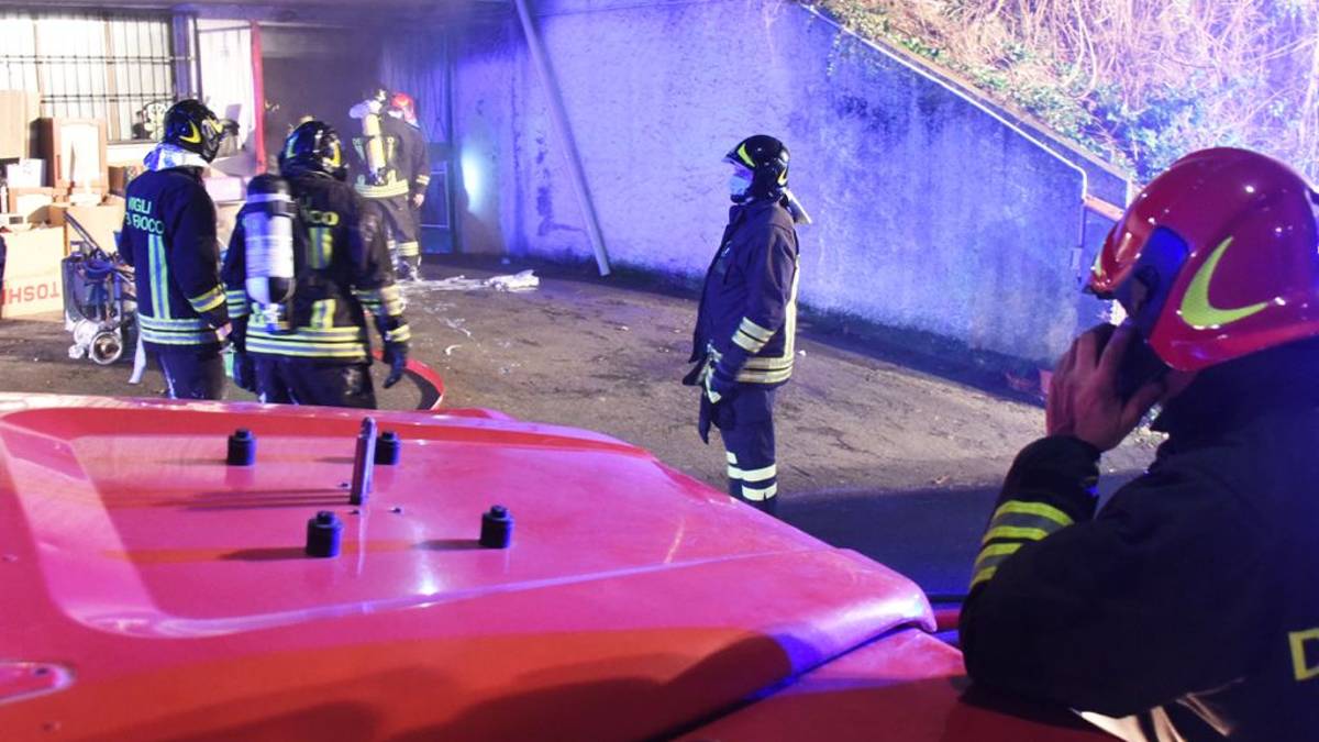Montefiore. Deposito in fiamme, gatto salvato dai vigili del fuoco