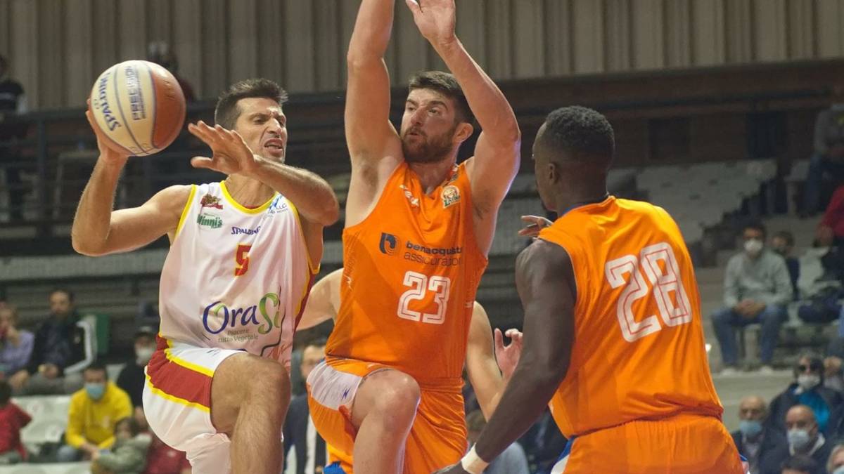 Basket A2: colpo OraSì (73-85), Unieuro beffata allo scadere (78-76)