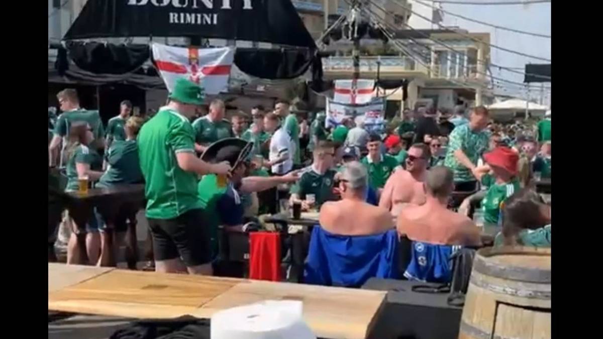 Rimini, i tifosi nordirlandesi a pancia scoperta in festa al Bounty VIDEO