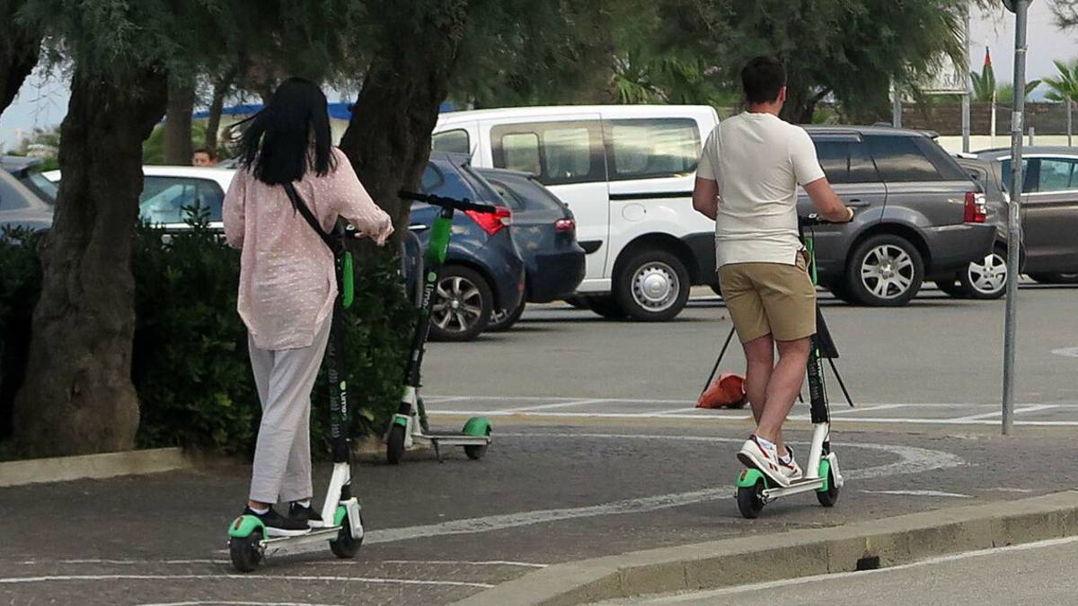 Monopattini con casco, targa e stop serale? Comune di Rimini contrario