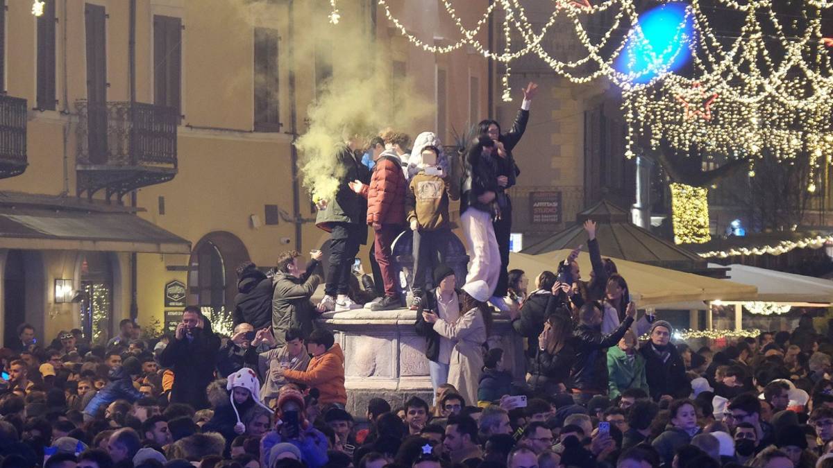Rimini e il selfie di Capodanno sulla fontana della Pigna: c'era anche una famiglia con un bimbo di 5 anni