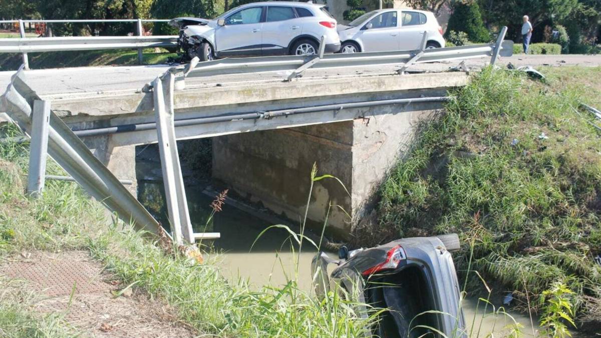 Conselice, paurosa carambola: un'auto finisce nel canale