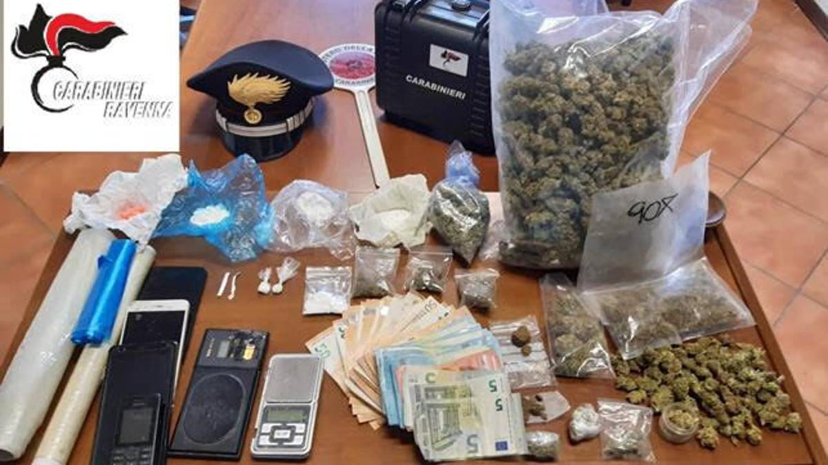 Market della droga in casa a Lido Adriano, presi dai carabinieri