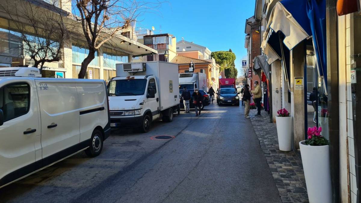 Rimini, come è dura la vita per ciclisti e pedoni in via Rosa
