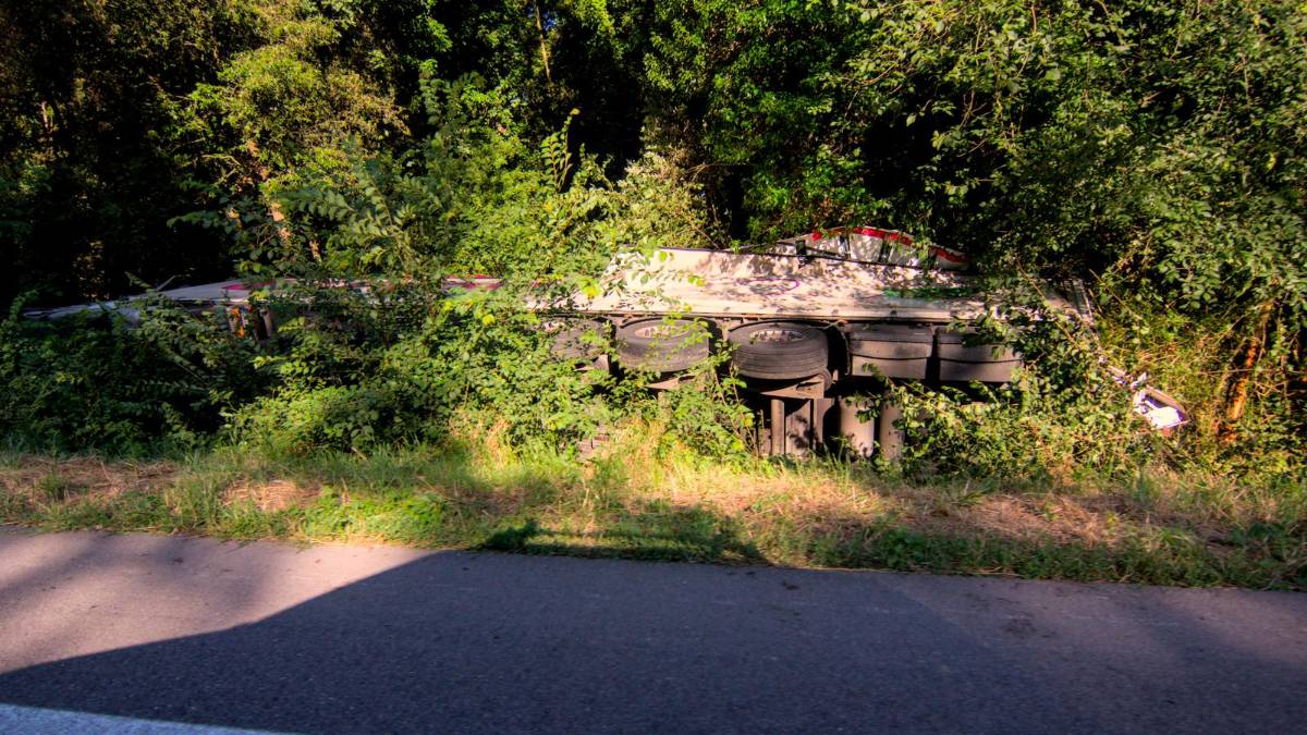 Ravenna, incidente: camion si ribalta sulla Romea
